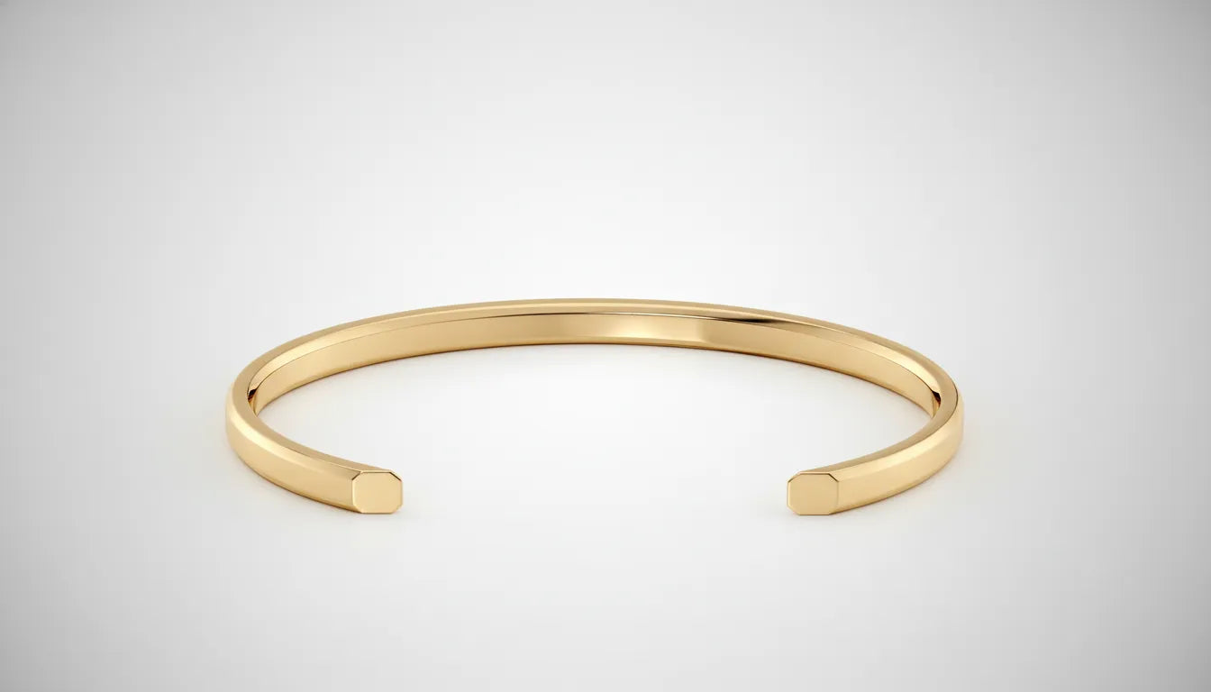 Minimalistisk cuff-armbånd i gult gull, brukt som hovedbilde for armbånd-kolleksjonen hos Hartwell.