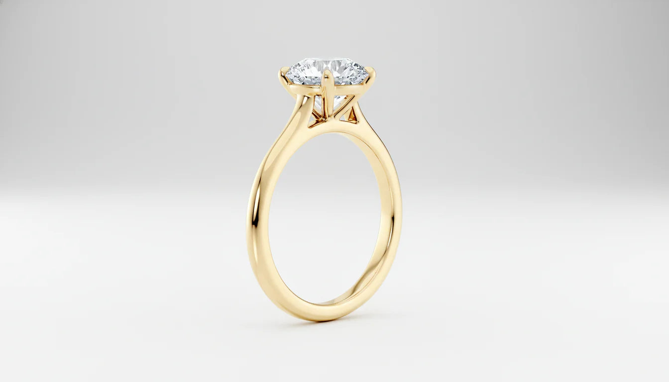 Enstens diamantring i gult gull med rund lab-diamant, brukt som hovedbilde for kolleksjonen “Enstens diamantringer”.