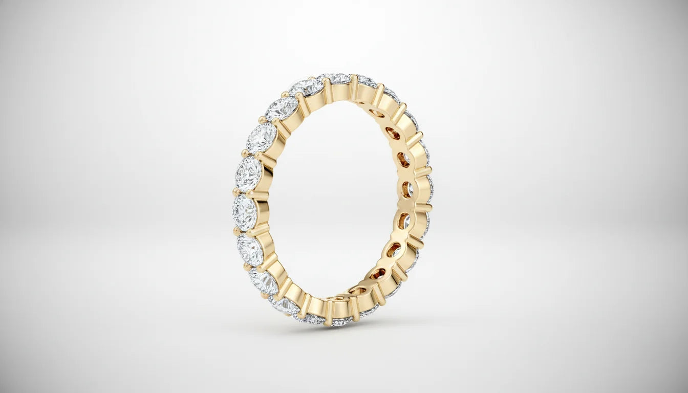 Evighetsring i gult gull med runde lab-diamanter rundt hele ringen, brukt som hovedbilde for kolleksjonen Evighetsringer.