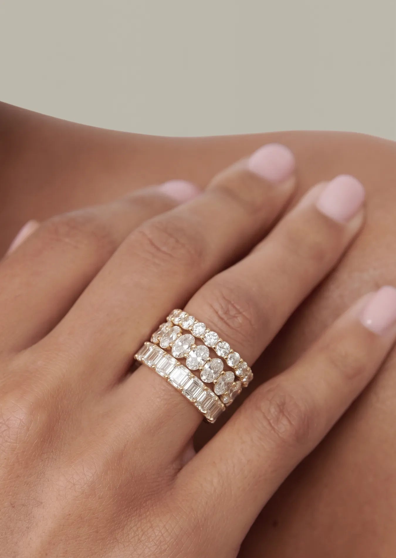 Evighetsringer i gull med lab diamanter, runde, oval og asscher cut i gult gull.