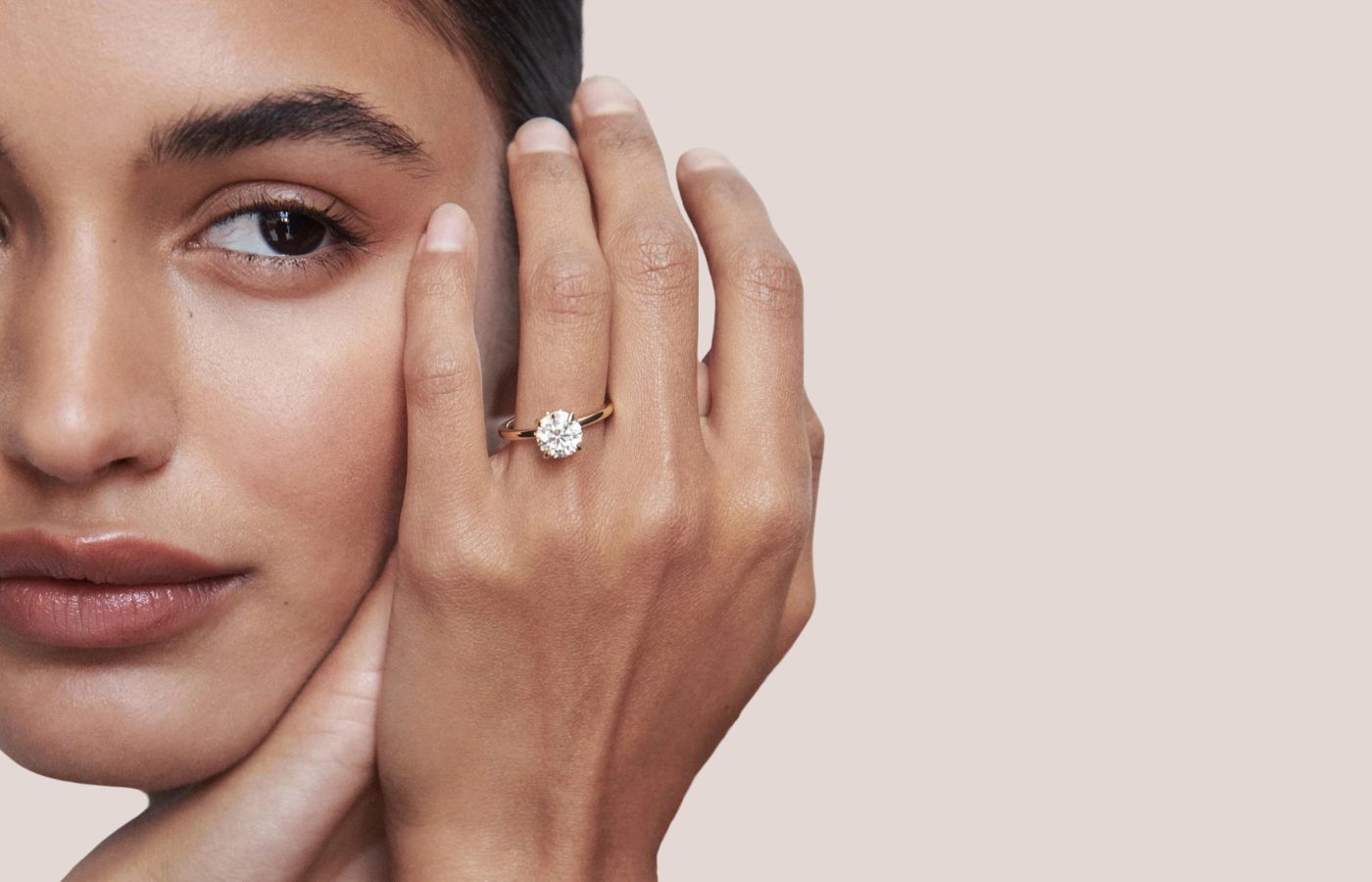 Forlovelsesring med diamant 1,00 Carat på fingeren til modell