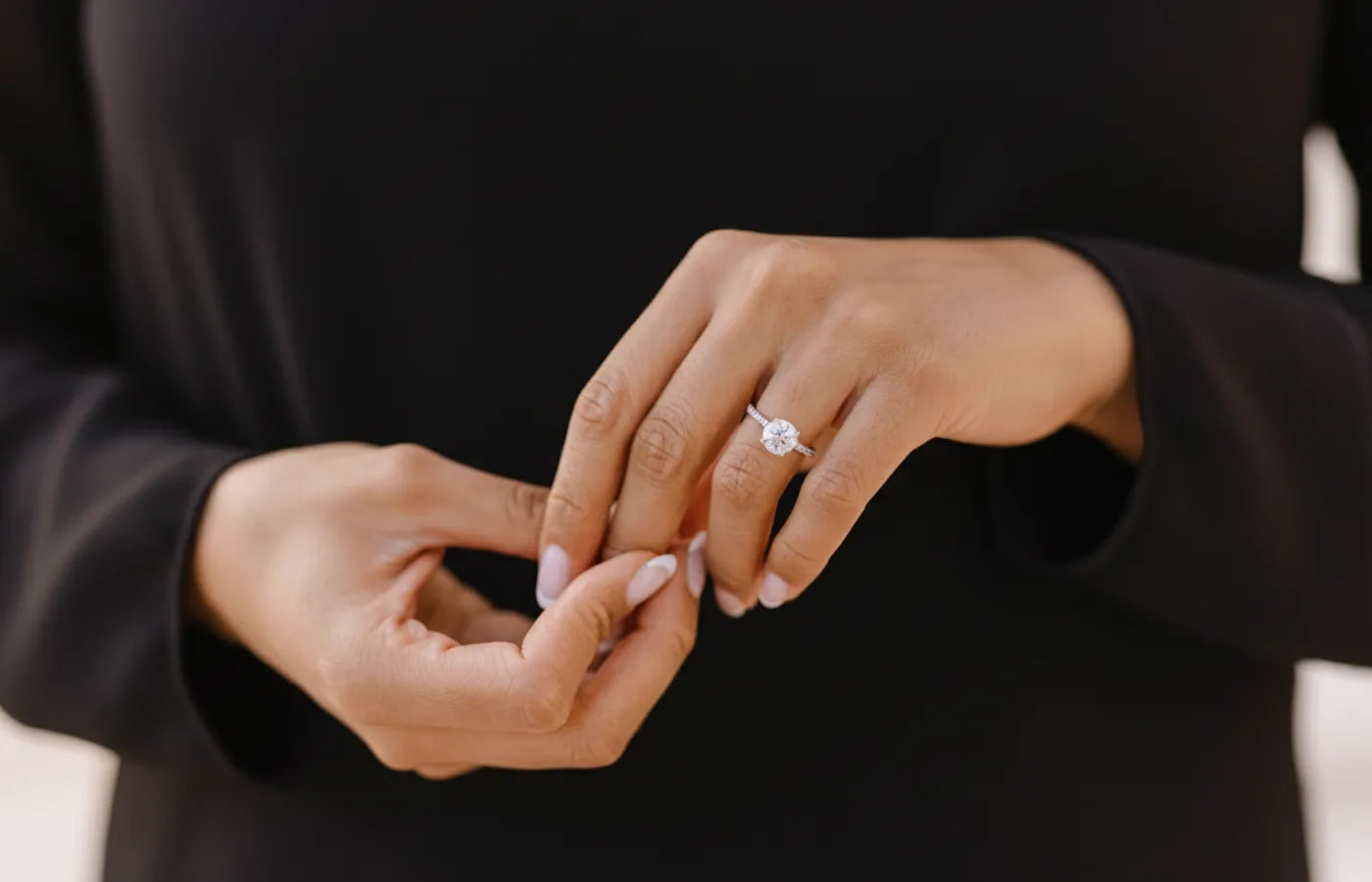 Forlovelsesring i gull med lab diamant på hånden til modell 