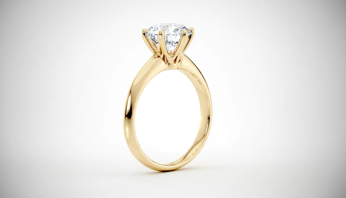 Forlovelsesring i gult gull med rund lab-diamant, brukt som hovedbilde for kolleksjonen “Forlovelsesringer i gull med lab-diamanter”.