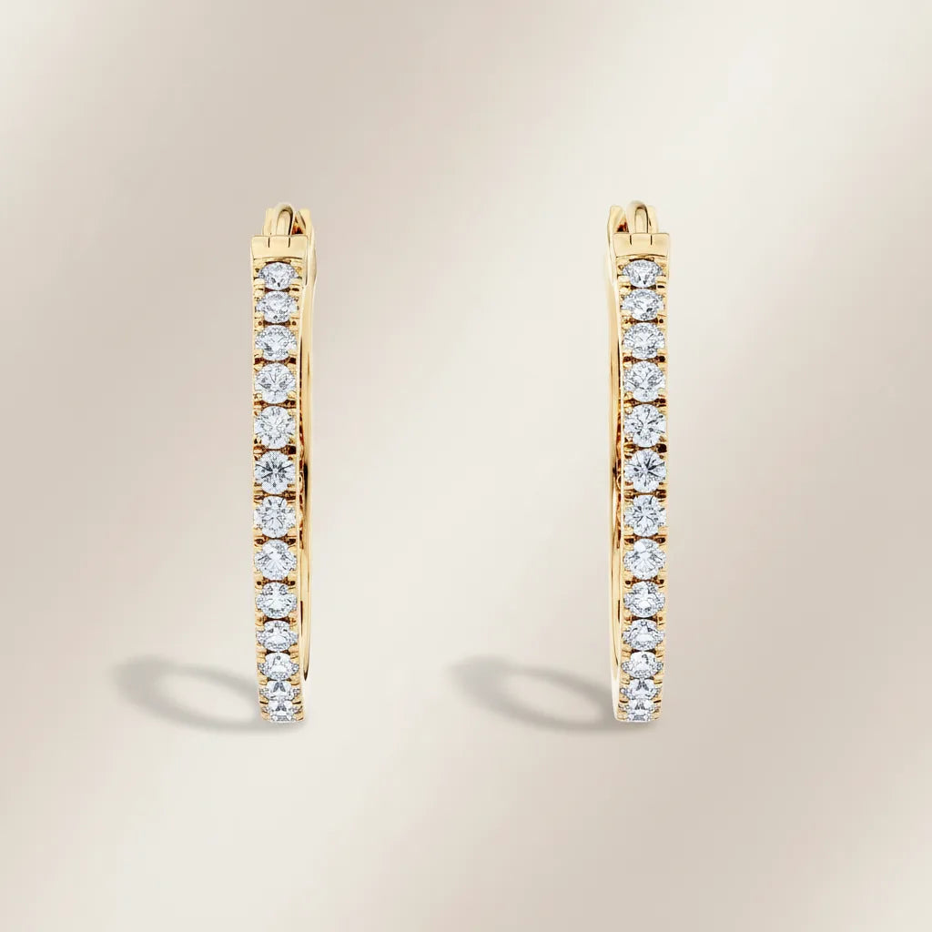 Øreringer i gult gull med runde diamanter, vist som små og store hoops for kolleksjonen ‘Øreringer i gull med diamanter’.