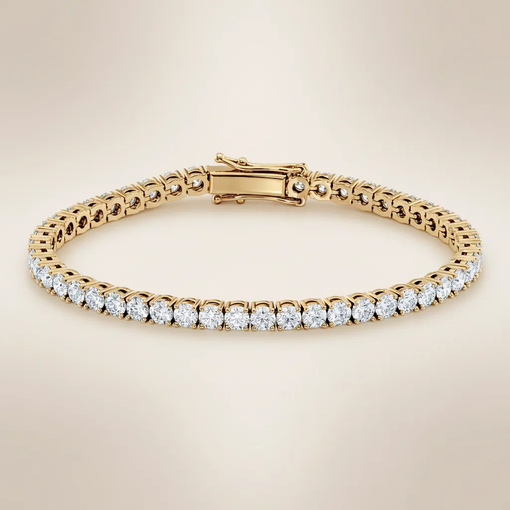 Tennisarmbånd i gult gull med runde lab-diamanter i klassisk fireklørs fatning.