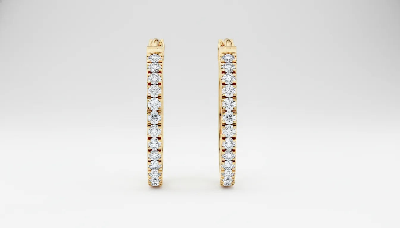 Øredobber i gult gull med runde diamanter, vist som klassiske diamant hoops.