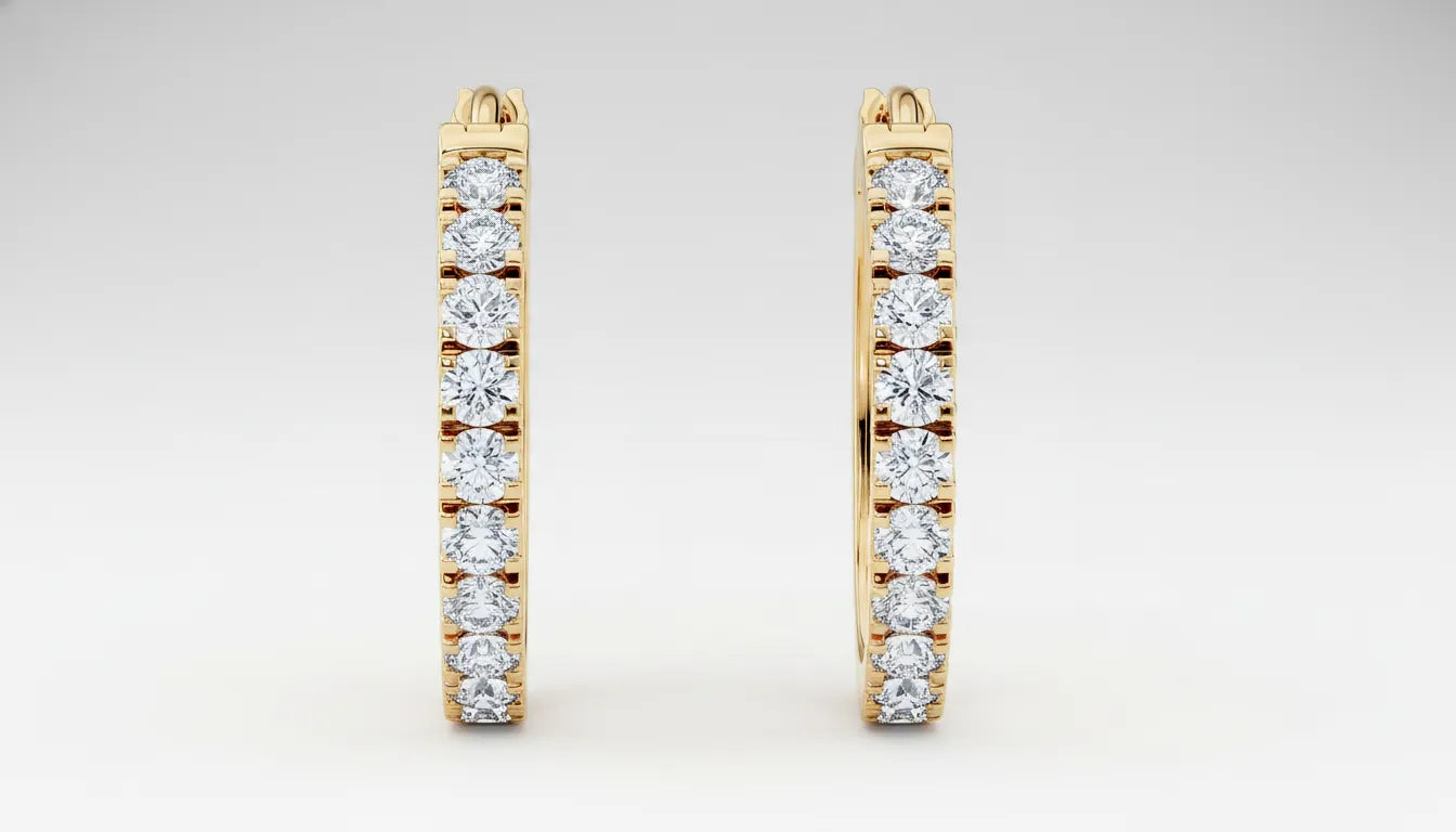 Øreringer i gult gull med runde diamanter, vist som små og store hoops for kolleksjonen ‘Øreringer i gull med diamanter’.