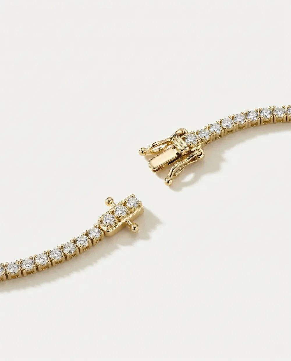  tennisarmbånd i gult gull med 5 carat diamanter liggende fra Hartwell