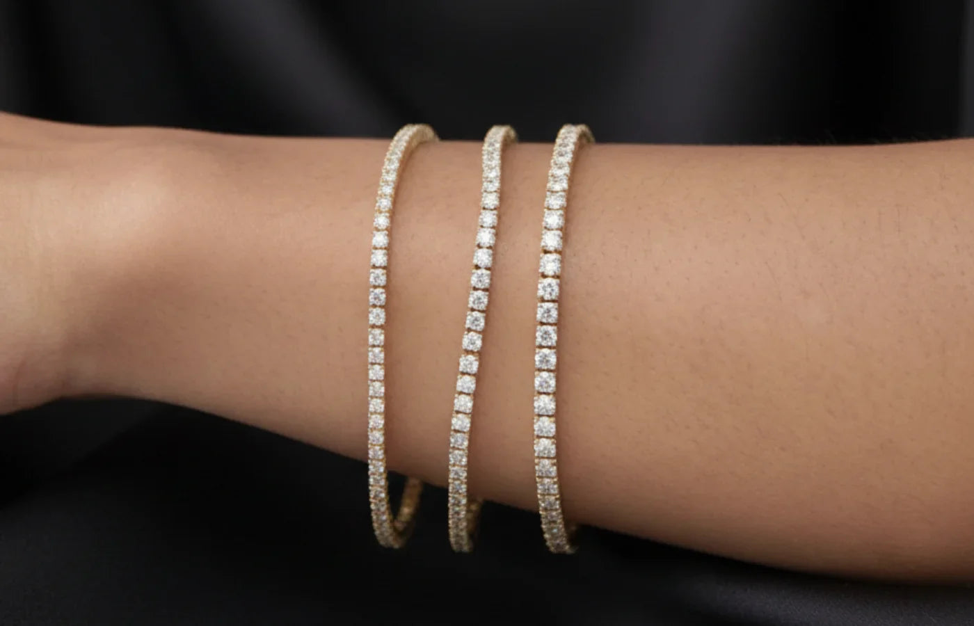Tennisarmbånd i gull med lab diamanter på modell 