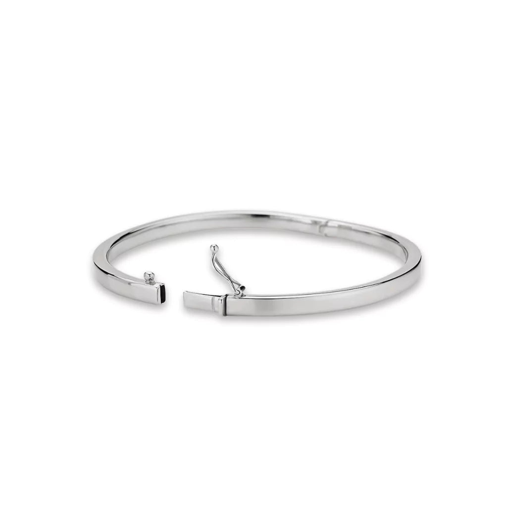 Bangel armbånd i hvitt gull, 4 mm bredde, lås.