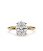 Diamantring oval gult gull 2 ct lab diamant, vist liggende forfra, designet av Hartwell.