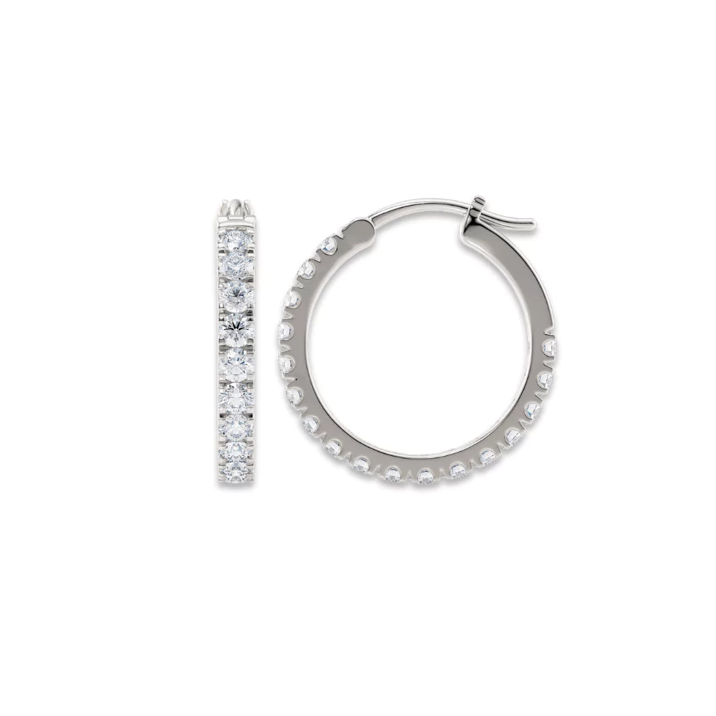 Øreringer med 2,20 carat diamanter i hvitt gull, sett fra siden.