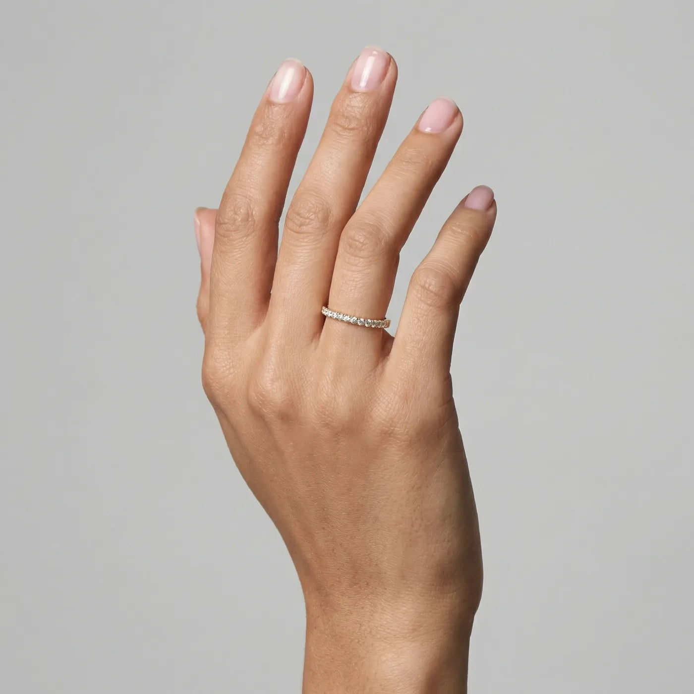 Alliansering i gult gull 0,26 ct på modellens hånd