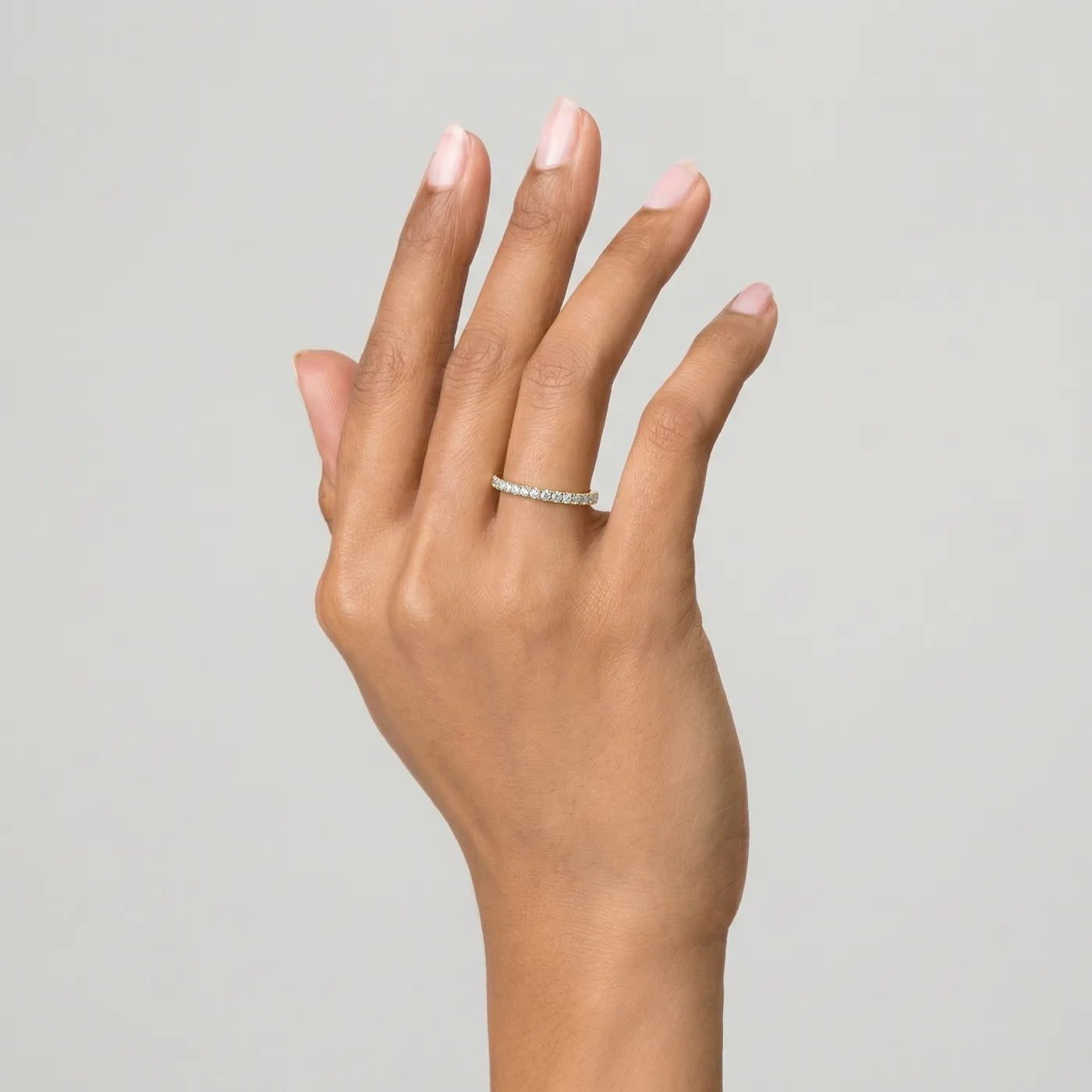 Alliansering i gult gull 0,50 ct på modellens hånd – hel design