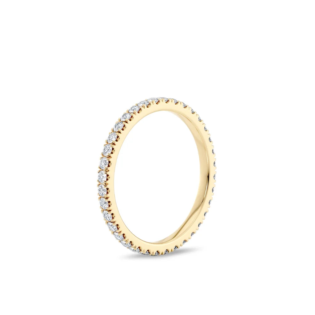 Alliansering i gult gull 0,50 ct sett fra siden – diamanter hele veien rundt