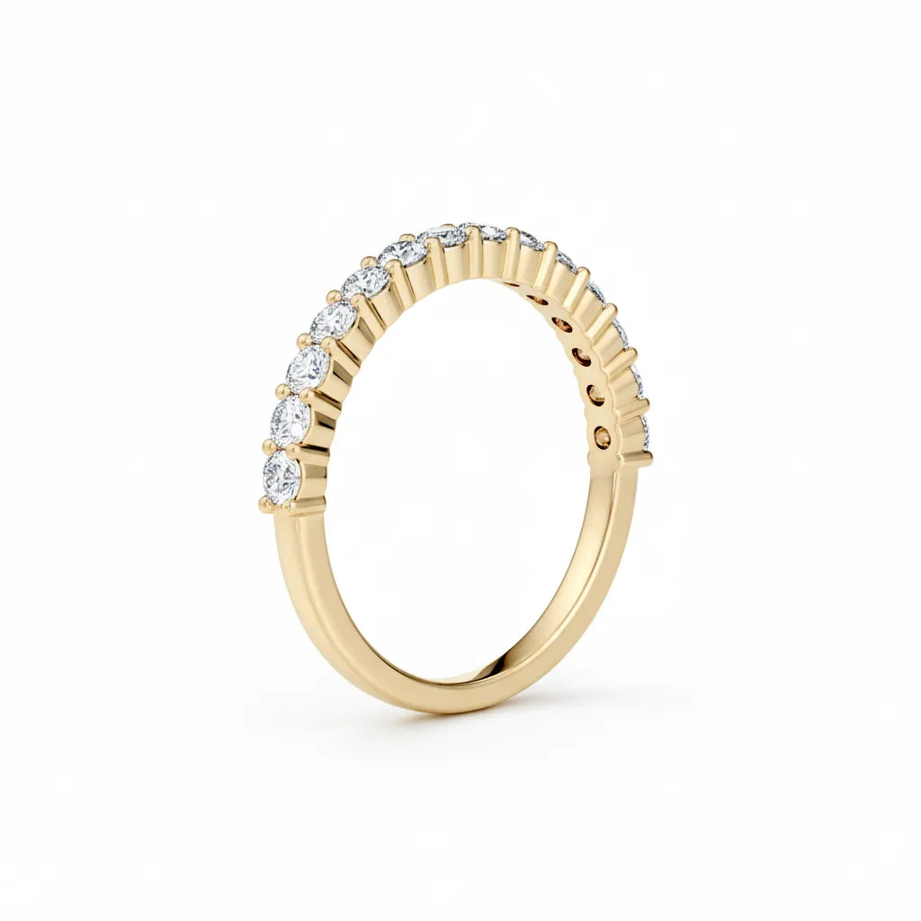 Alliansering i gult gull 0,60 ct – stående visning fra siden som fremhever høyden og briljansen i diamantene.