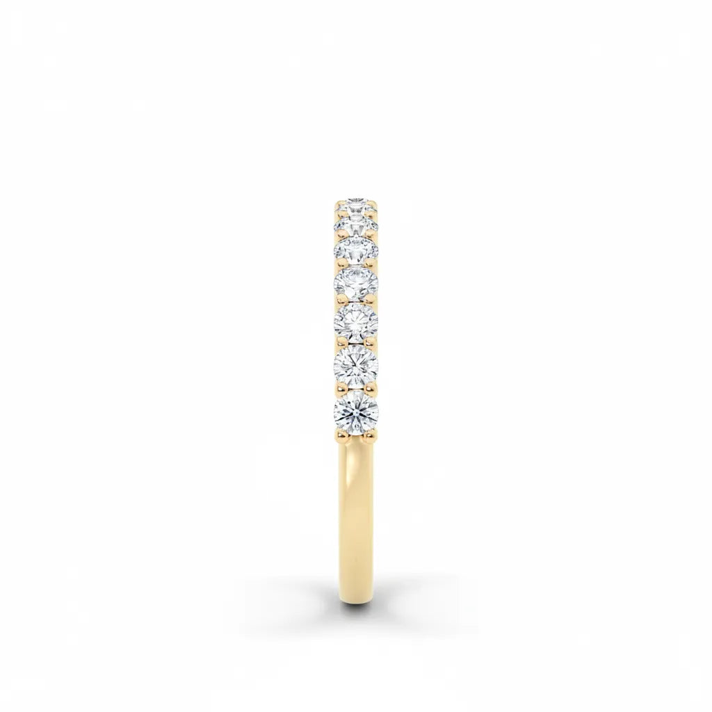 Gult gull alliansering 0,60 ct – stående bilde med fokus på ringskinnen og diamantinnfatningen.