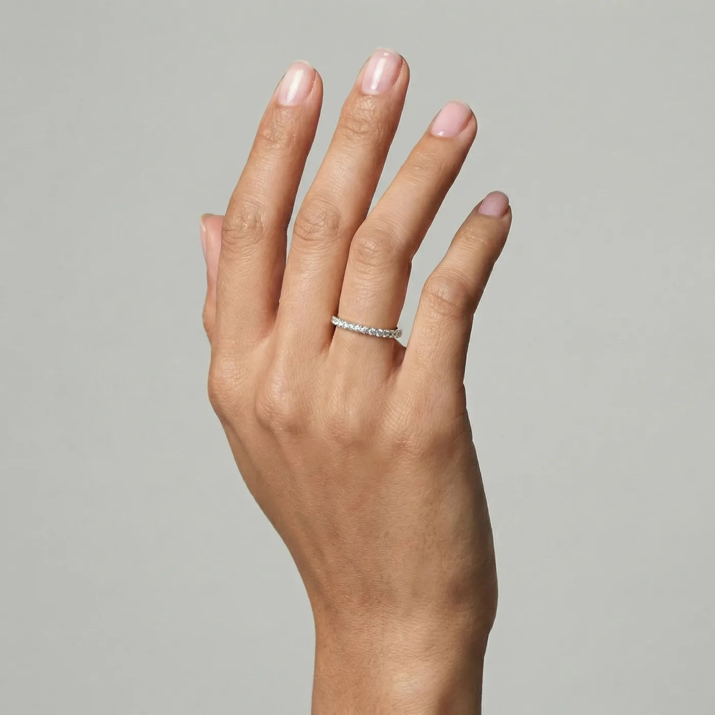 Alliansering i hvitt gull 0,26 ct på modellens hånd