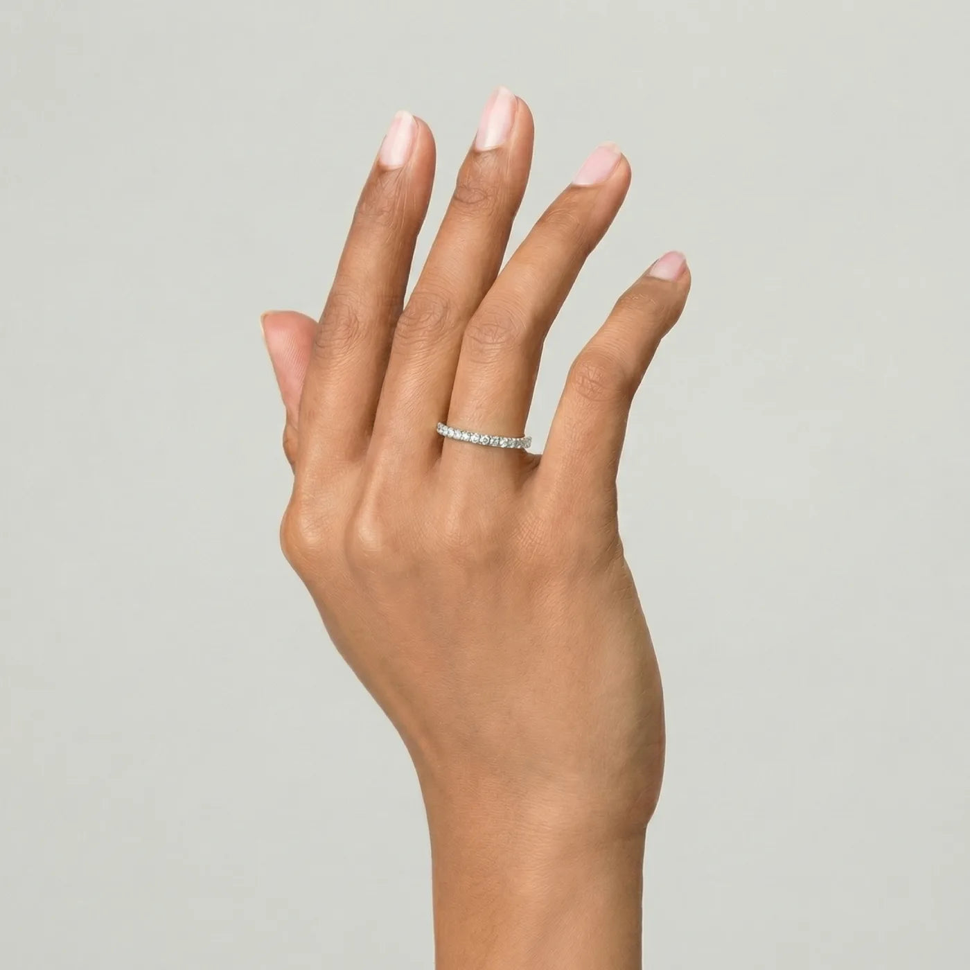 Alliansering i hvitt gull 0,50 ct på hånd – hel diamantrekke