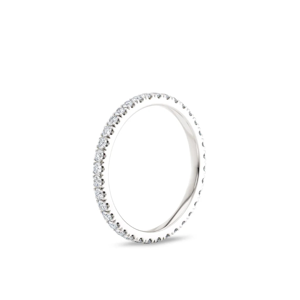 Alliansering i hvitt gull 0,50 ct sett fra siden – hel rekke med diamanter