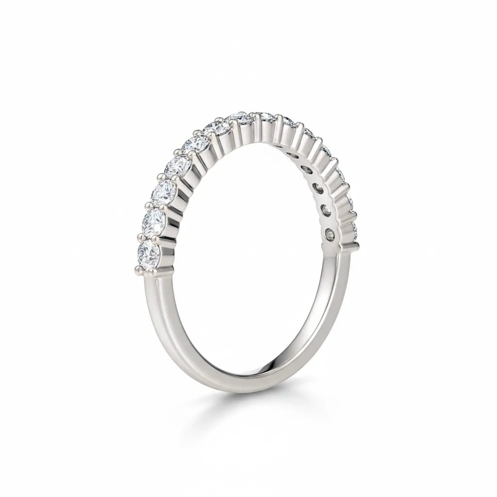 Alliansering i hvitt gull 0,60 ct – stående visning fra siden som fremhever høyden og briljansen i diamantene.