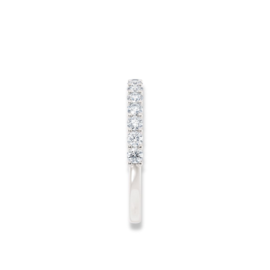 Hvitt gull alliansering 0,60 ct – stående bilde med fokus på ringskinnen og diamantinnfatningen.