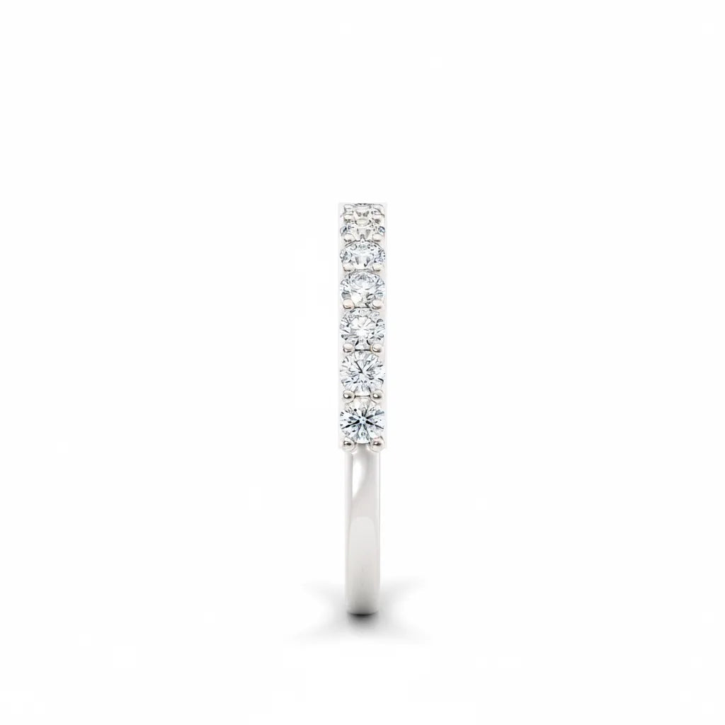 Hvitt gull alliansering 0,60 ct – stående bilde med fokus på ringskinnen og diamantinnfatningen.