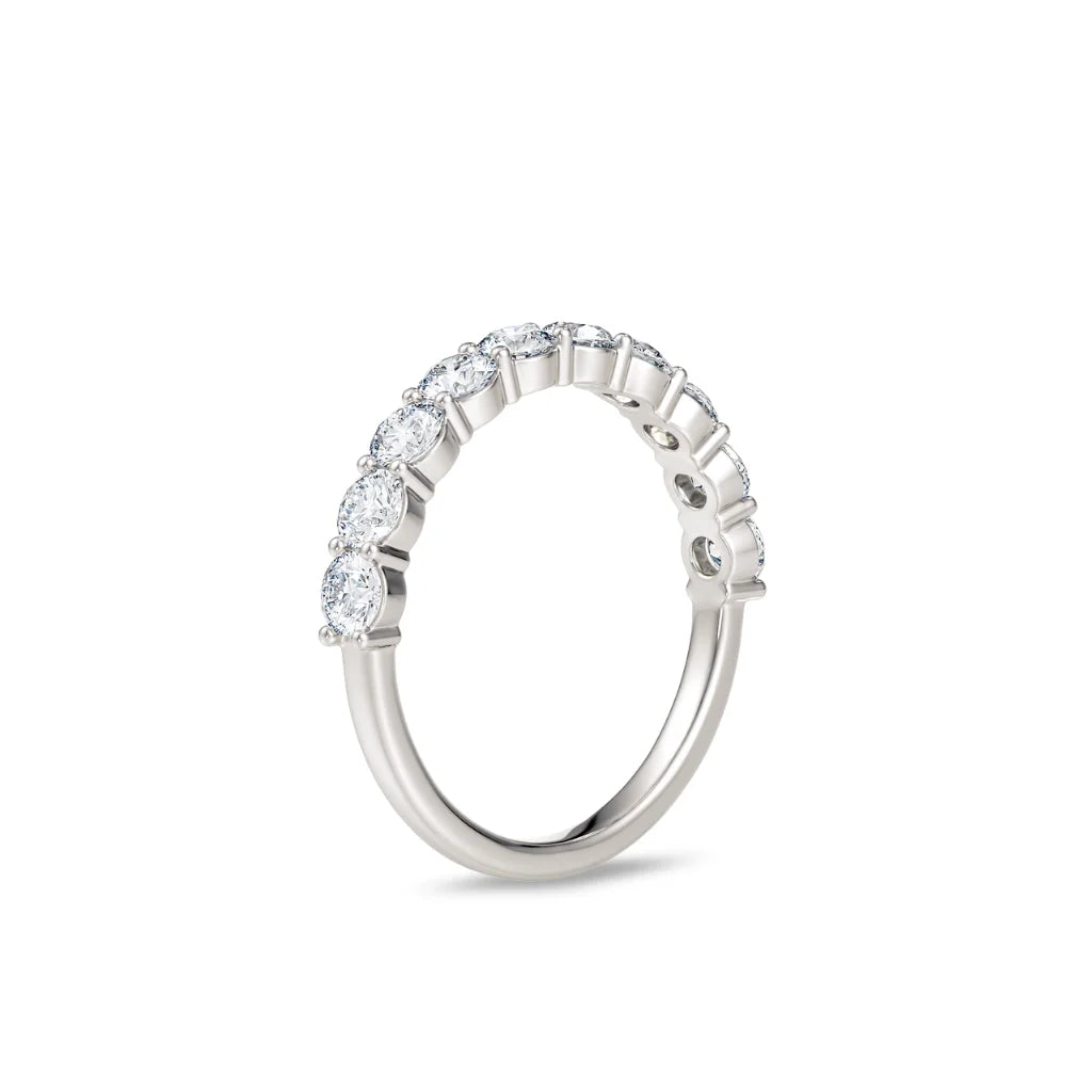 Alliansering hvitt gull 1,00 ct – sett fra siden med halv diamantrekke