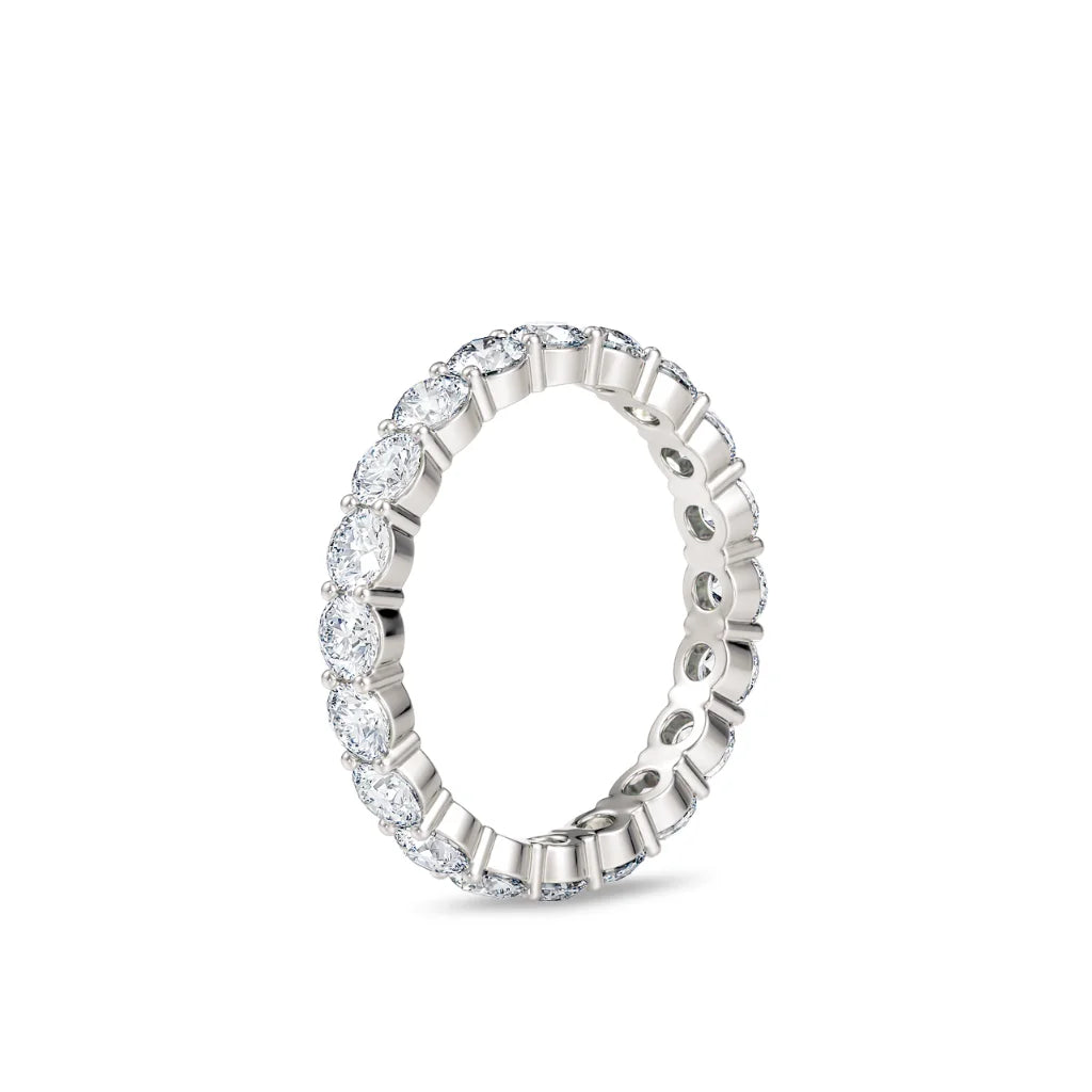 Alliansering i hvitt gull 2,00 ct sett fra siden – elegant og full diamantrekke