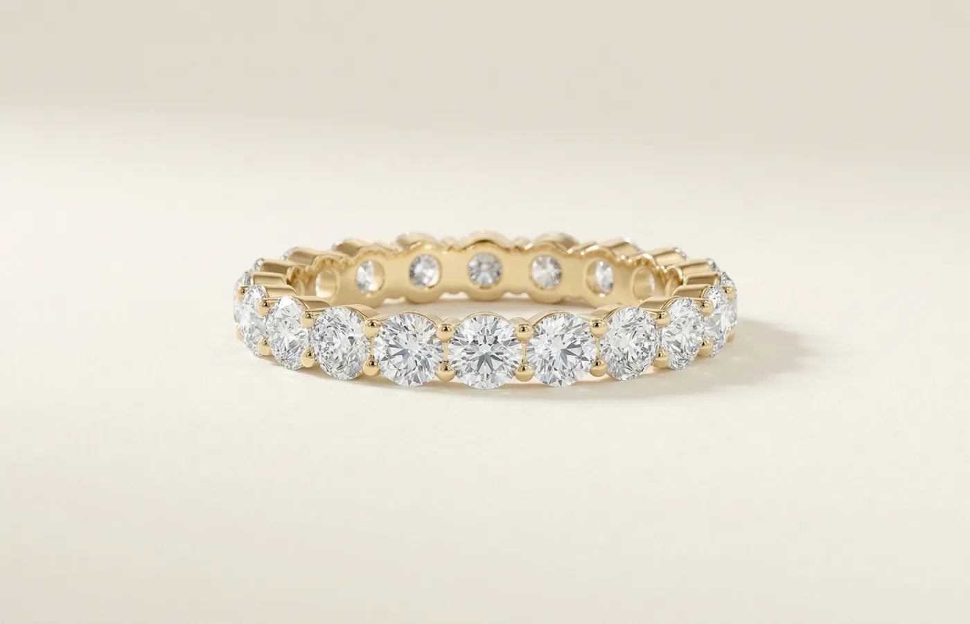 Alliansering med lab-diamanter i gult gull – Hartwell