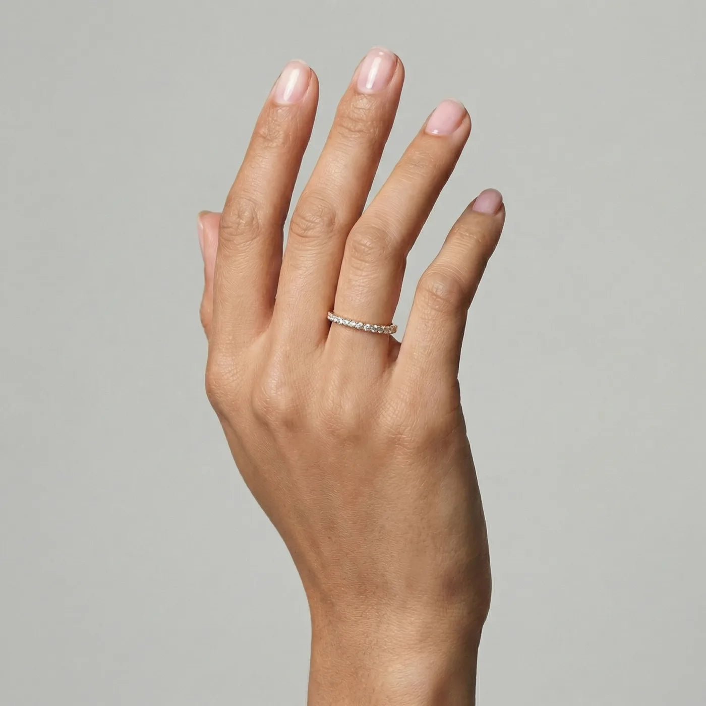 Alliansering i rosegull 0,26 ct på modellens hånd