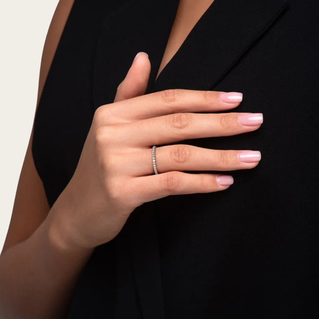 Alliansering i roségull 0,26 ct på modellens hånd