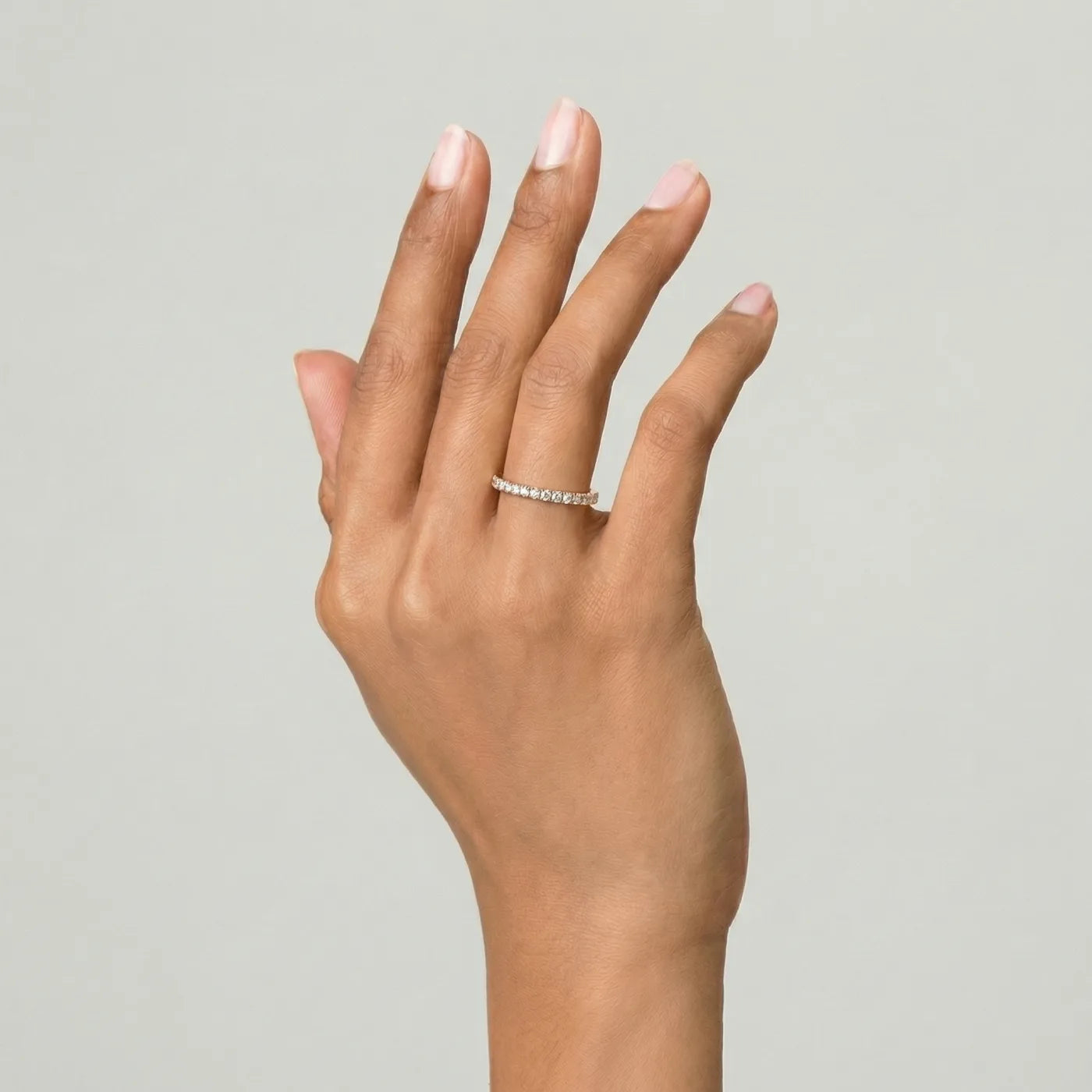 Alliansering i roségull 0,50 ct på hånd – hel diamantrekke