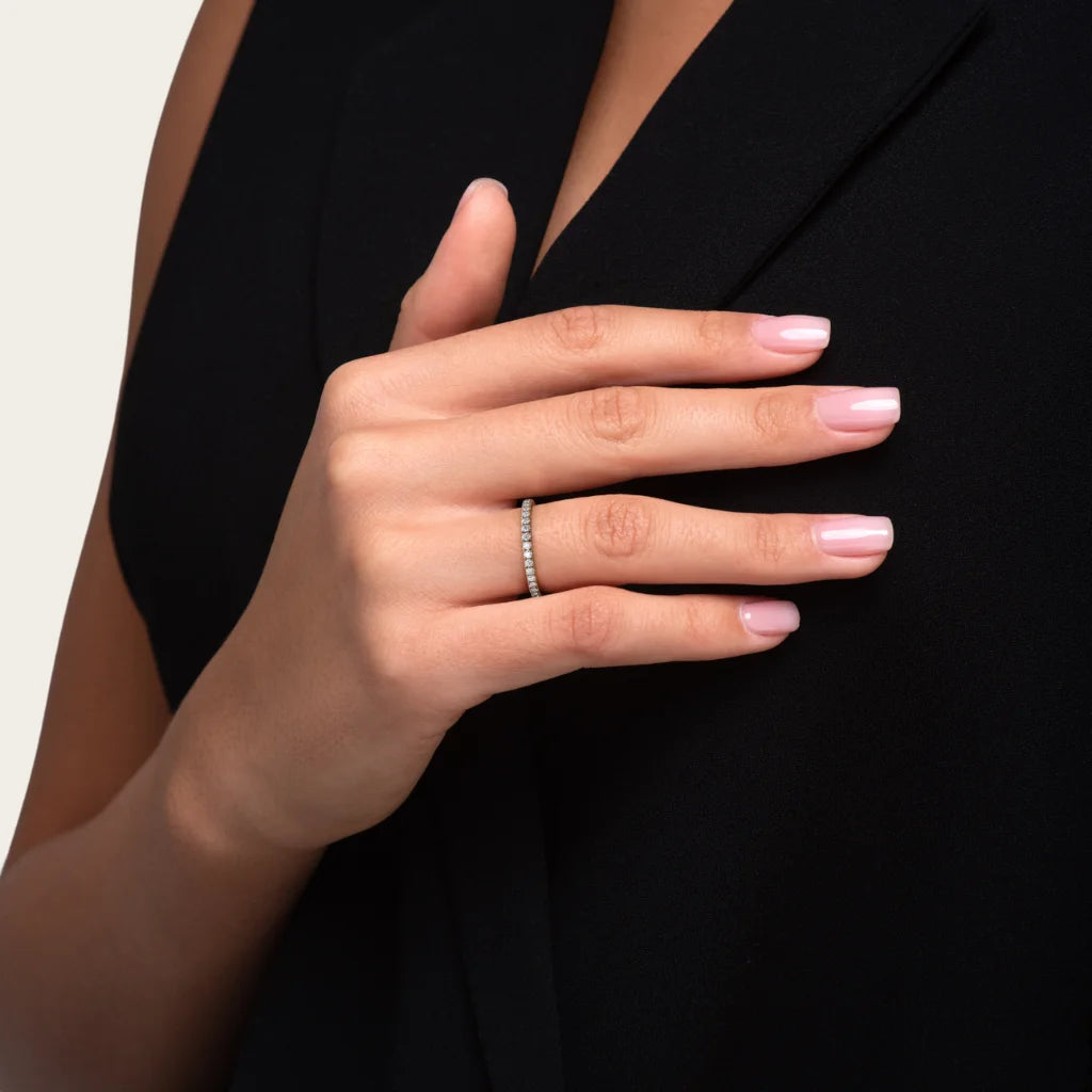Alliansering i roségull 0,50 ct på hånd – hel diamantrekke