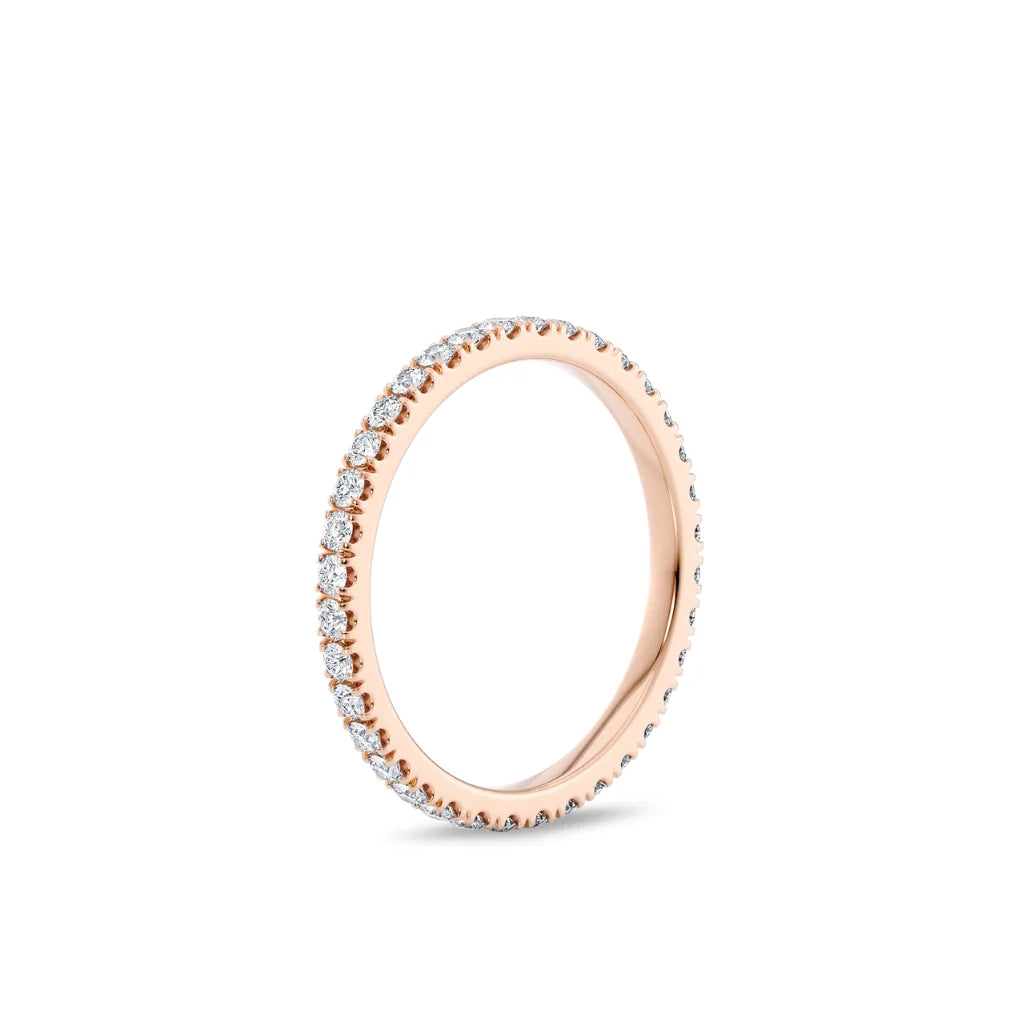 Alliansering i roségull 0,50 ct sett fra siden – diamanter hele veien rundt