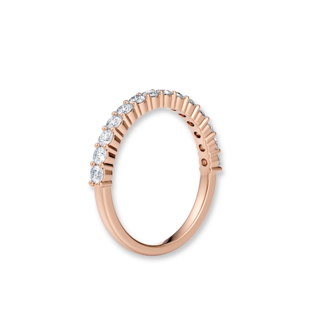 Alliansering i roségul 0,60 ct – stående visning fra siden som fremhever høyden og briljansen i diamantene.