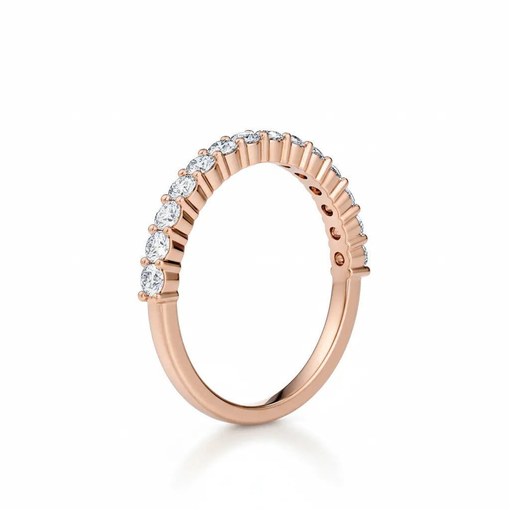 Alliansering i roségul 0,60 ct – stående visning fra siden som fremhever høyden og briljansen i diamantene.
