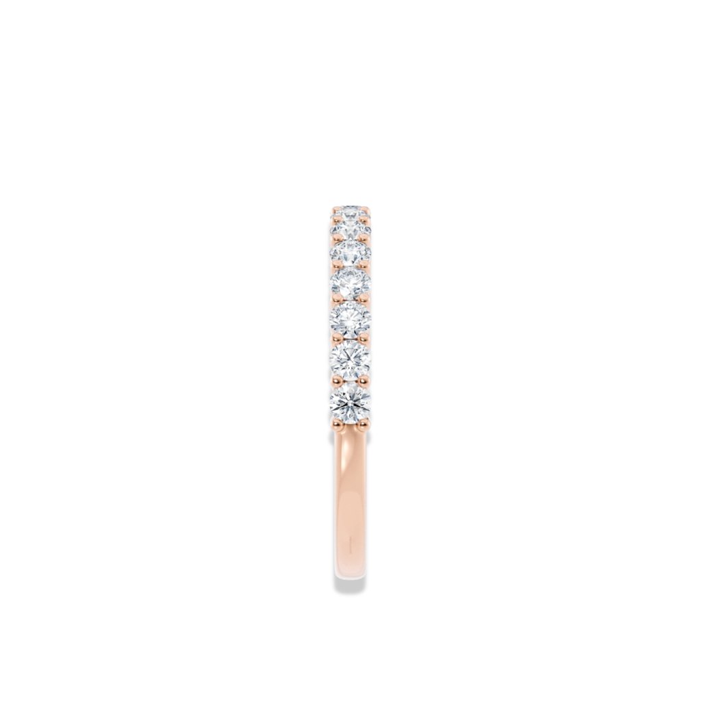 Roségull alliansering 0,60 ct – stående bilde med fokus på ringskinnen og diamantinnfatningen.