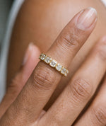 Asscher Cut Bezel Eternity Ring i 14K gult gull med 1,90 ct laboratoriedyrkede diamanter, båret på finger, bezelinnfatning.