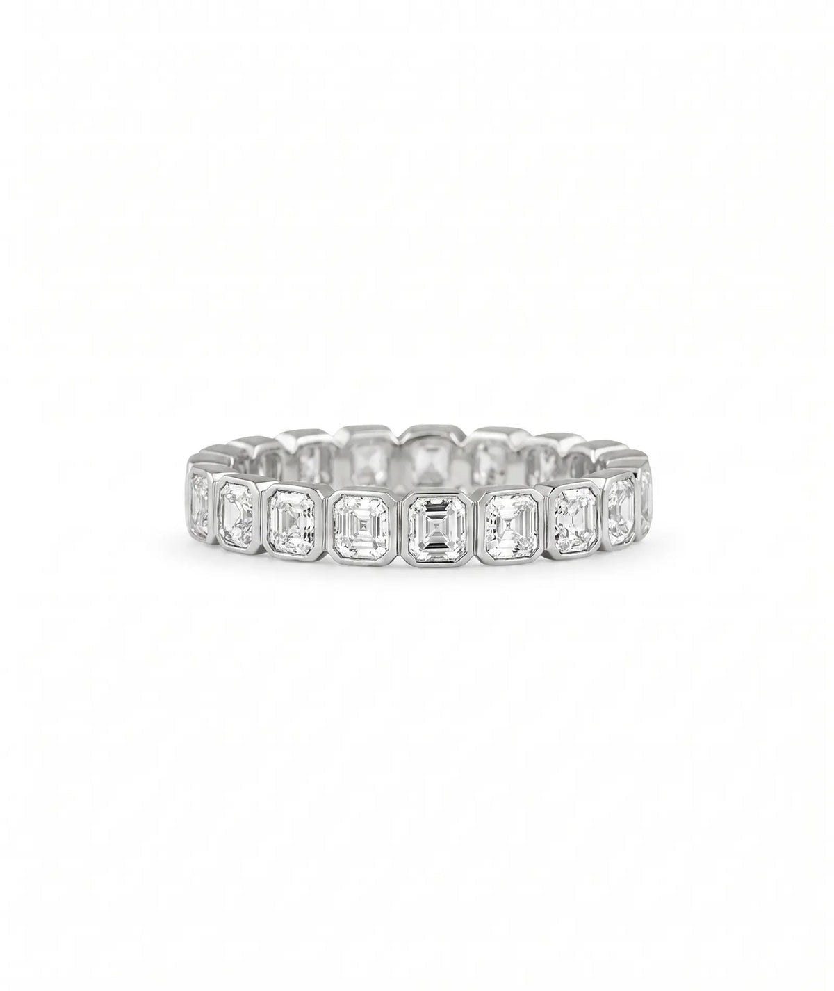 Asscher Cut Bezel Eternity Ring i 14K hvitt gull med 1,90 ct laboratoriedyrkede diamanter, bezelinnfatning.