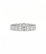 Asscher Cut Bezel Eternity Ring i 14K hvitt gull med 1,90 ct laboratoriedyrkede diamanter, bezelinnfatning.