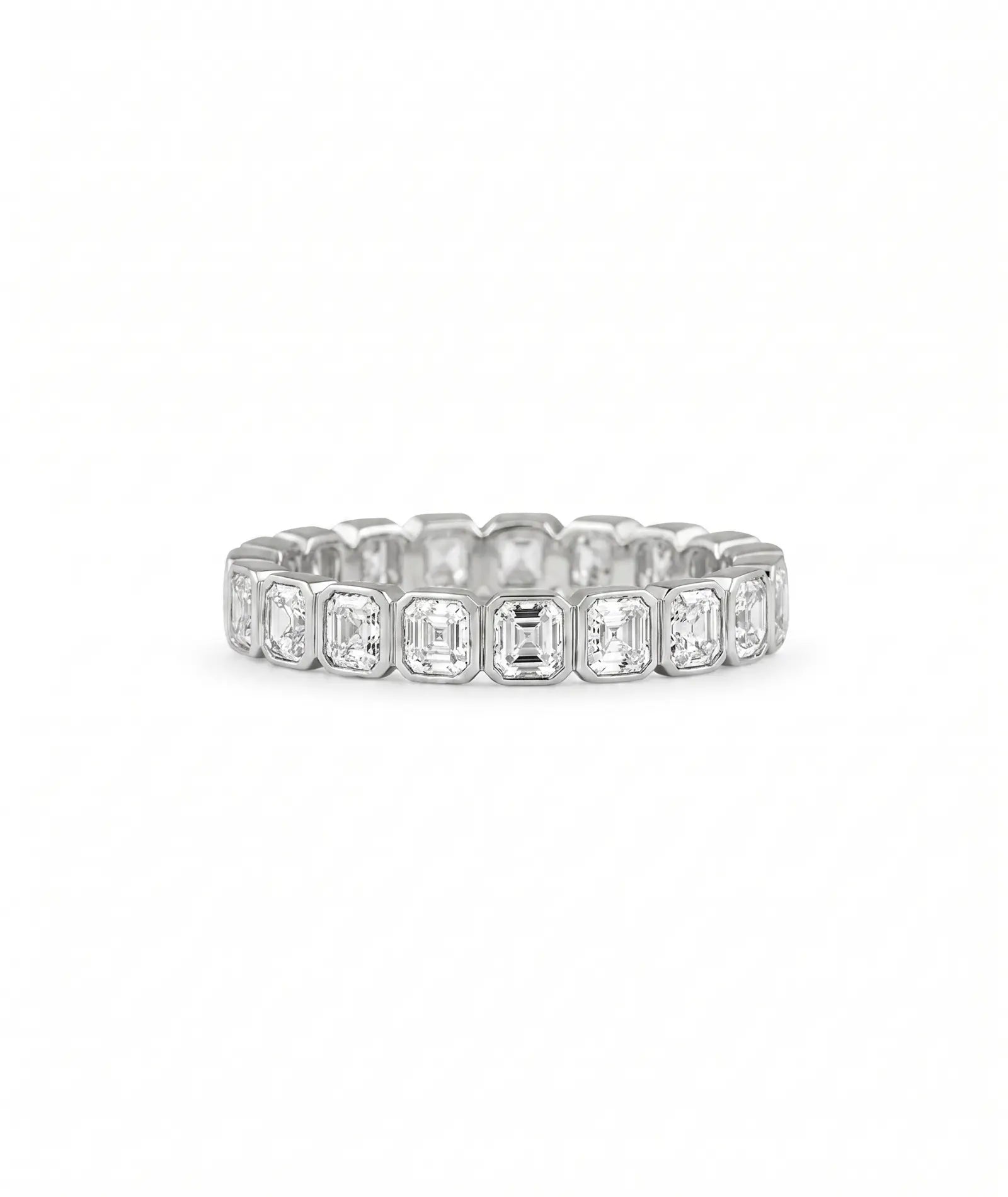 Asscher Cut Bezel Eternity Ring i 14K hvitt gull med 1,90 ct laboratoriedyrkede diamanter, bezelinnfatning.