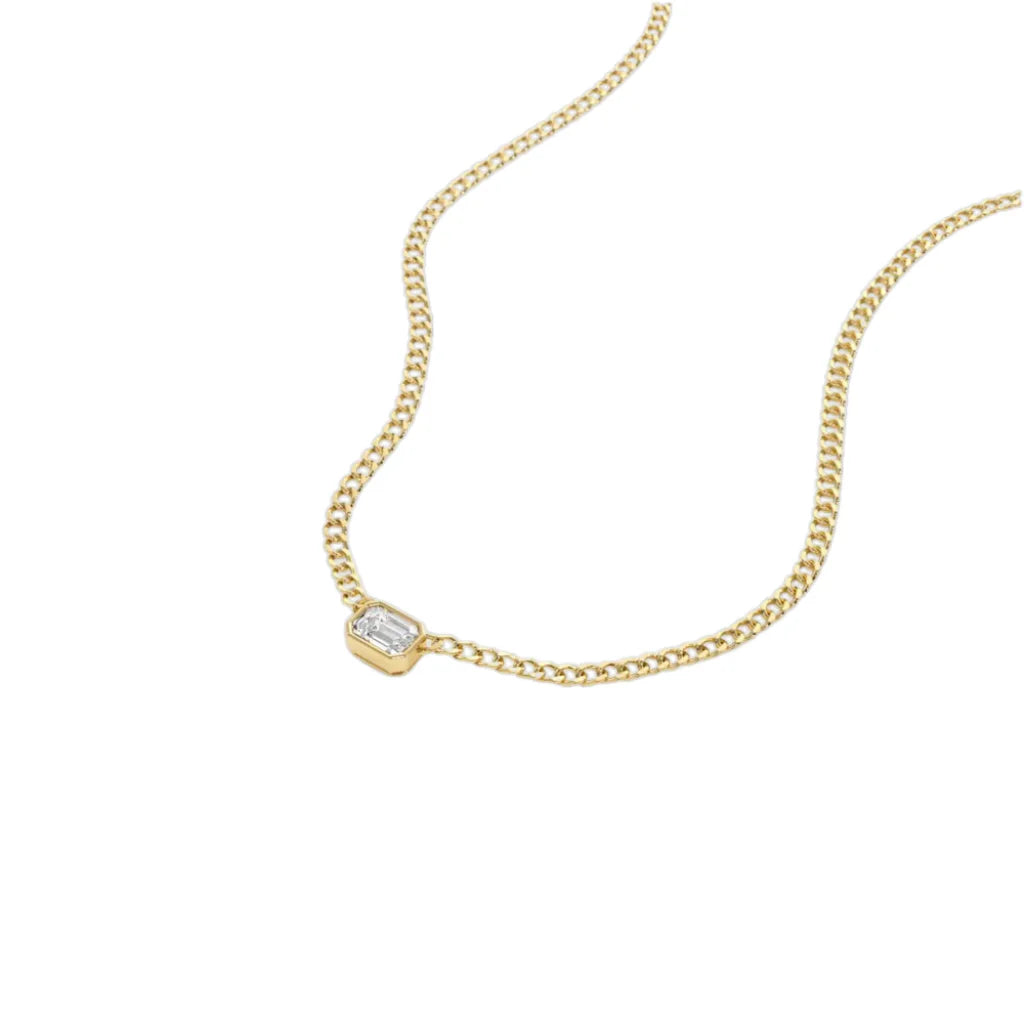 Detaljbilde av 4 × 3 mm emerald cut diamant i midten