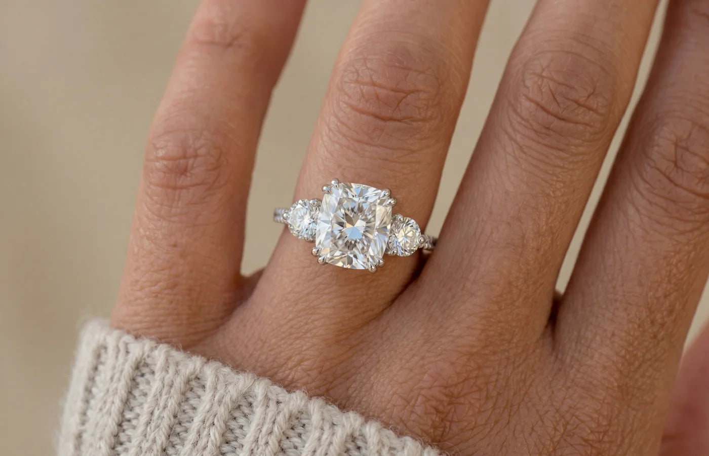 Forlovelsesring på hånd som utgangspunkt for custom design
