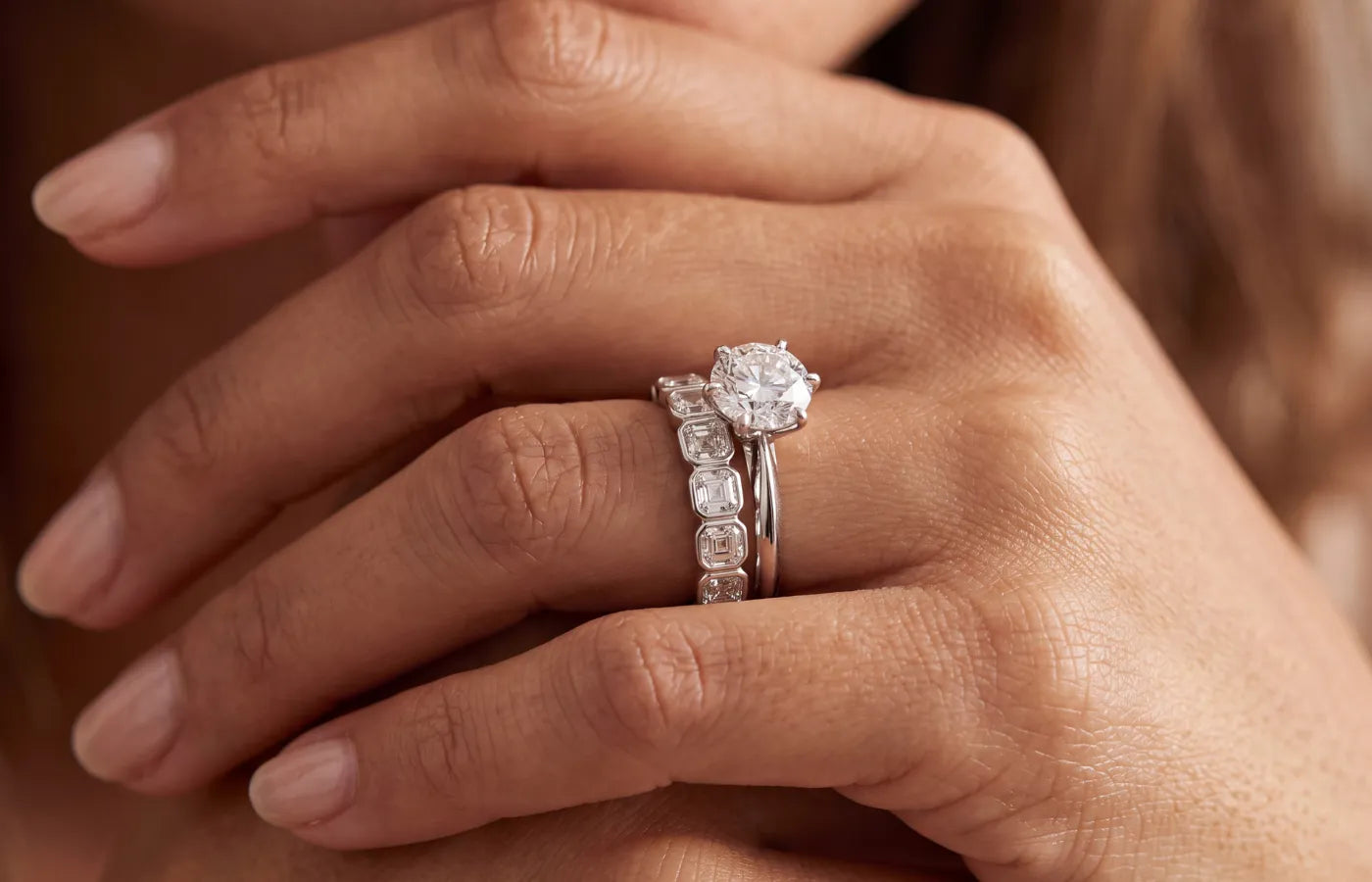 Custom diamantring med asscher cut diamanter og en enstens forlovelsesring i hvitt gull fra Hartwell.