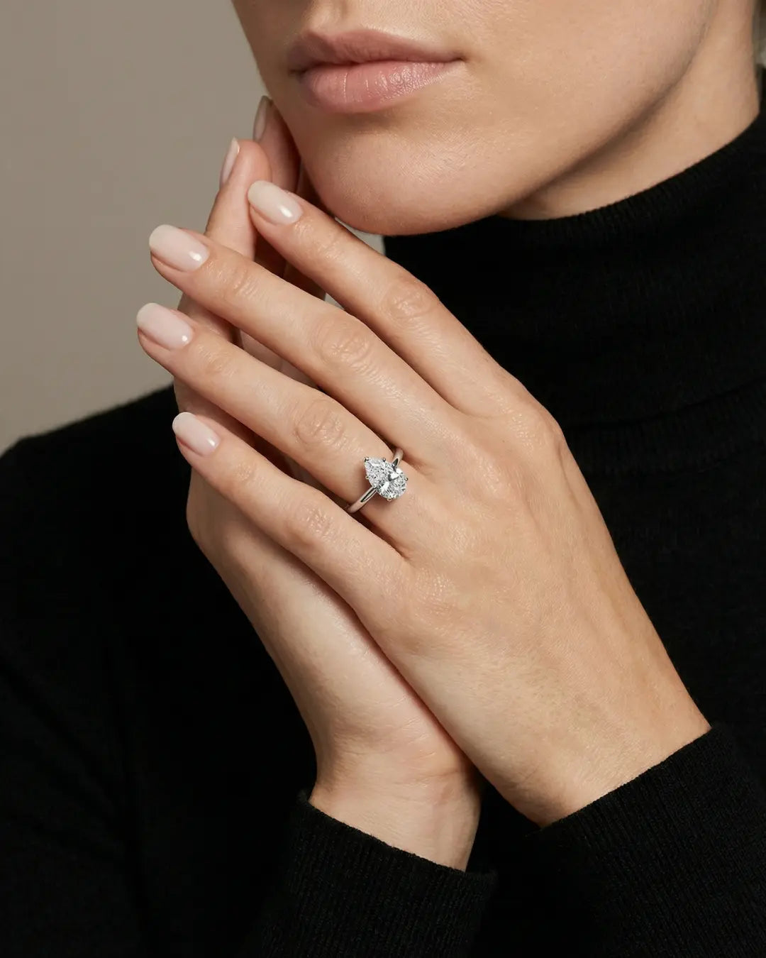 Dråpeformet diamant 2 carat, ring i hvitt gull på modell.