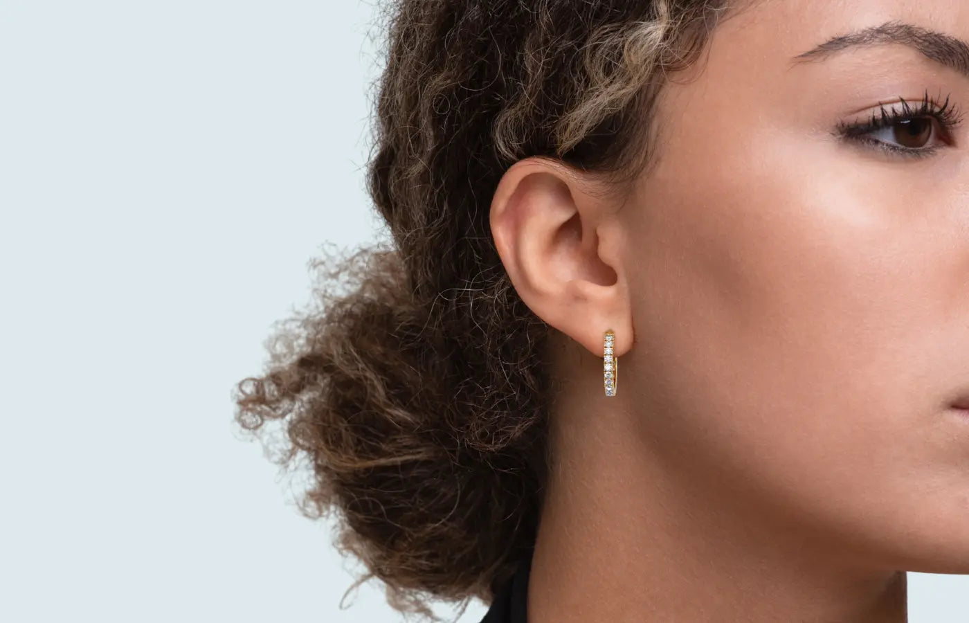 Små og store diamant hoops i gull – øreringer vist på modell