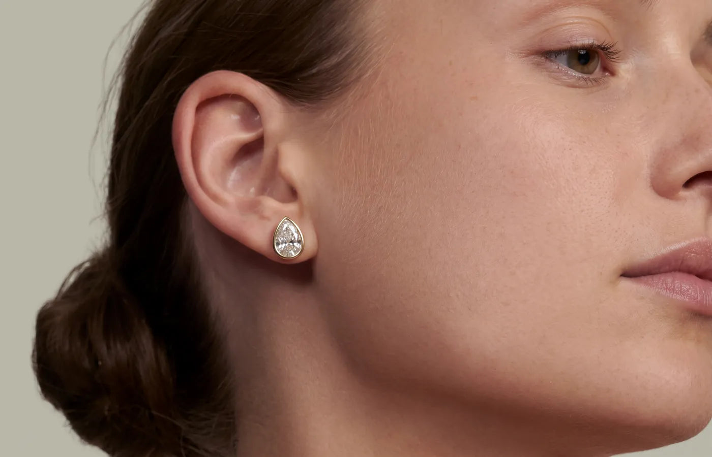 Diamantøredobber med dråpeformet diamant med bezel fattning i øret til modell 