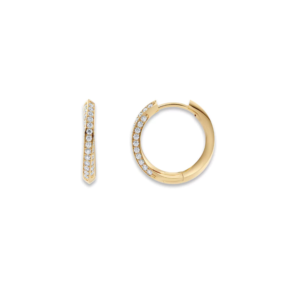 Gult gull øreringer med små diamanter – vises fra siden og forfra.