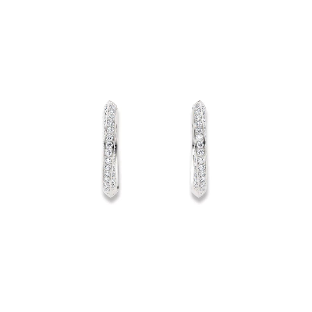 Diamantøreringer i hvitt gull 0,47 ct – sett forfra med tre rader av små diamanter.